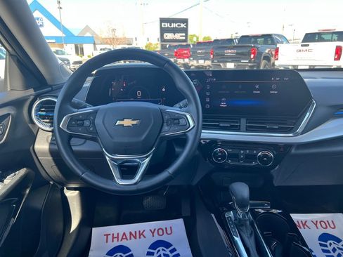Used 2025 Chevrolet Trax LT w/ LT Convenience Package FWD image 32