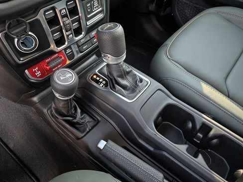 Used 2024 Jeep Gladiator Mojave AWD/4WD image 20