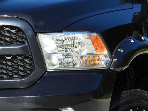 Used 2018 RAM 1500 Express AWD/4WD image 3