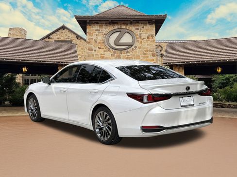 Certified 2024 Lexus ES 300h w/ Technology Package FWD image 3