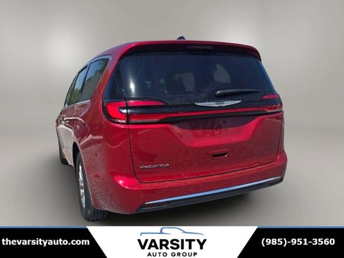 Used 2025 Chrysler Pacifica Select image 5