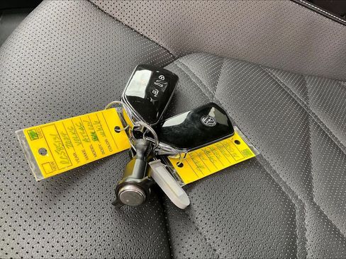 Used 2024 Volkswagen Atlas SE image 14