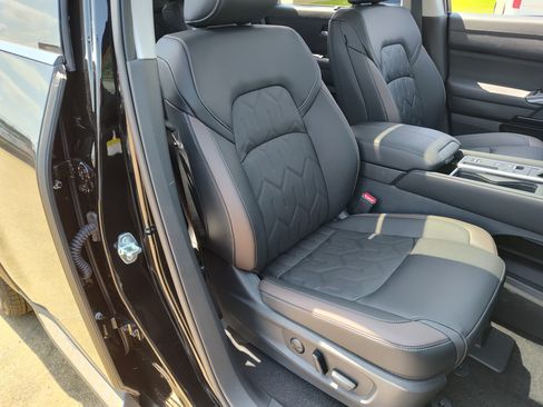 New 2026 Nissan Pathfinder Platinum FWD image 13
