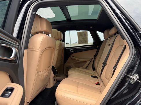 Used 2023 Porsche Macan AWD/4WD image 21