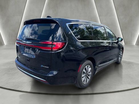 Used 2023 Chrysler Pacifica Limited FWD image 7