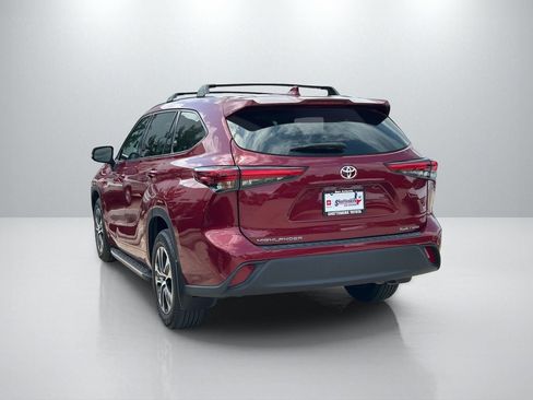 Used 2021 Toyota Highlander XLE AWD/4WD image 7