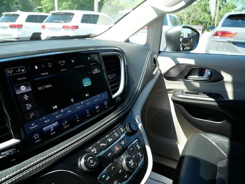 Used 2022 Chrysler Pacifica Touring-L w/ Uconnect Theater Family Group AWD/4WD image 13