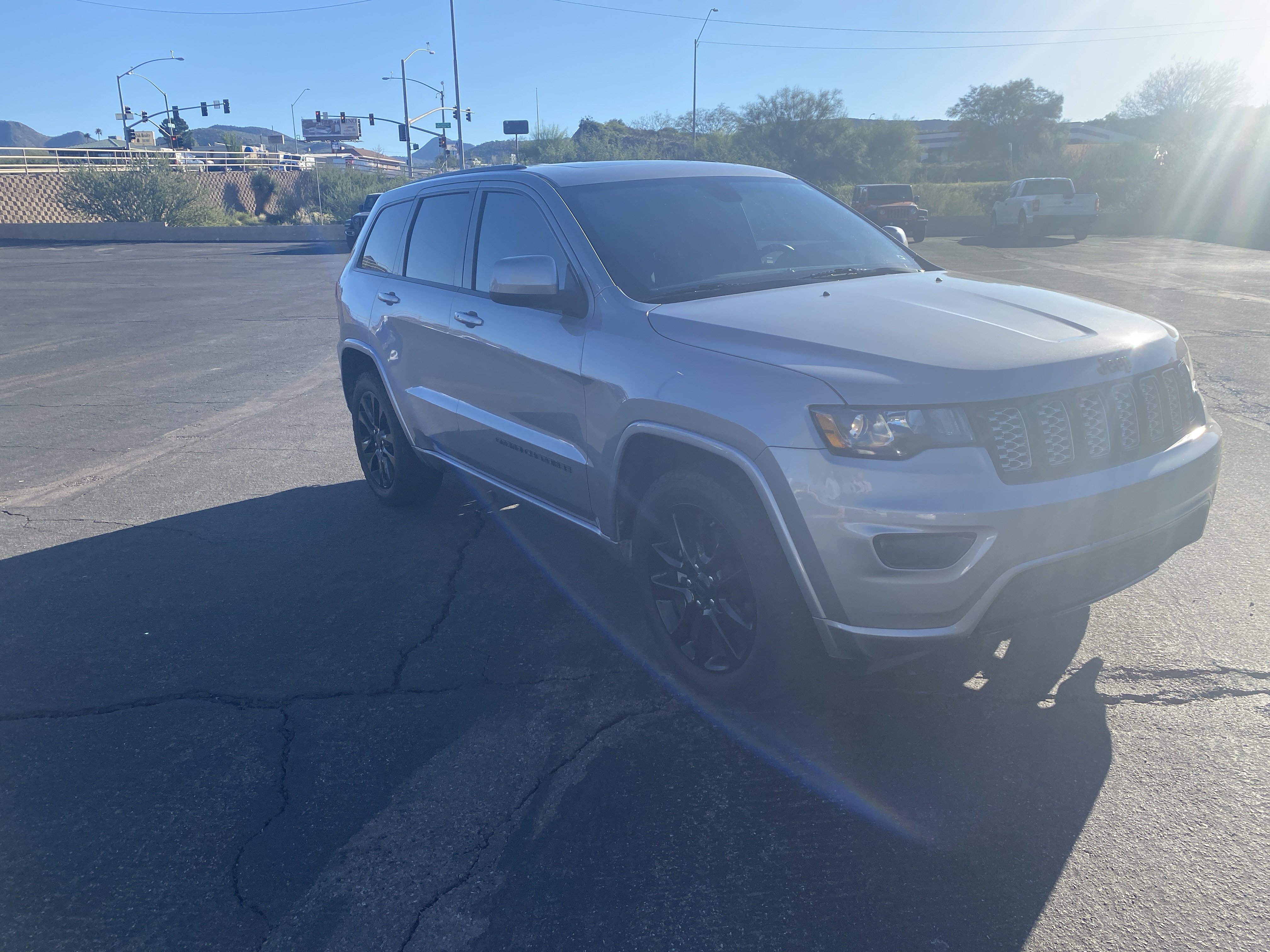 Used 2019 Jeep Grand Cherokee Altitude AWD/4WD image 5