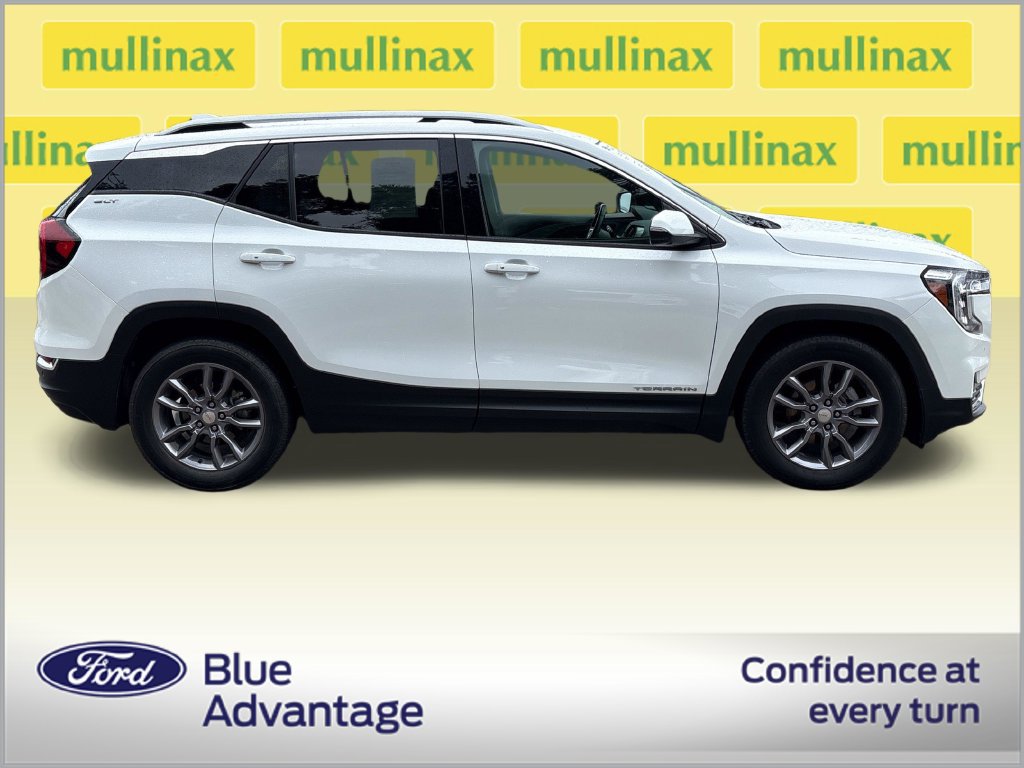 Used 2022 GMC Terrain SLT w/ Tech Package FWD image 2