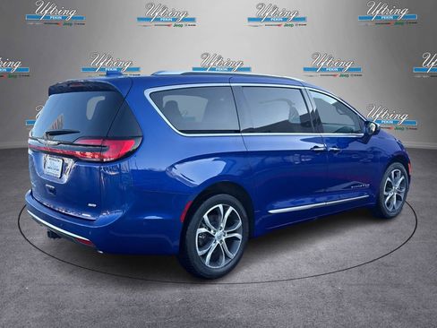 Used 2021 Chrysler Pacifica Pinnacle image 3