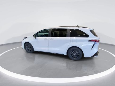 Used 2025 Toyota Sienna XSE w/ XSE Premium Package image 6