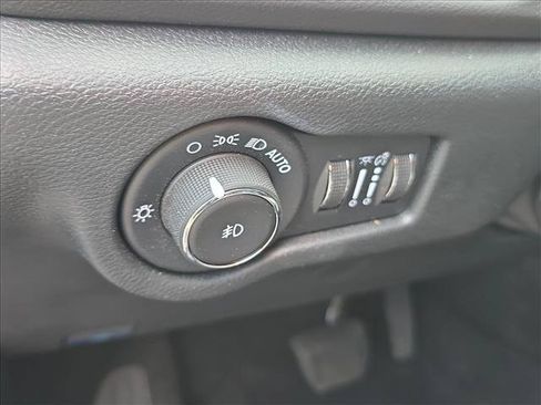 Used 2025 Chrysler Pacifica Select FWD image 9