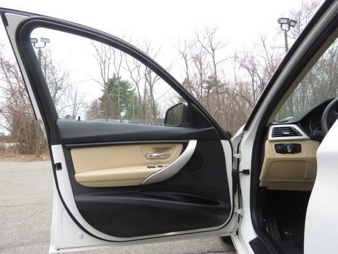 Used 2018 BMW 320i xDrive Sedan AWD/4WD image 9