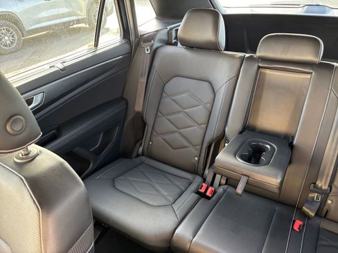 Used 2025 Volkswagen Atlas Cross Sport SE image 41