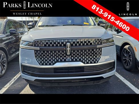 Used 2025 Lincoln Navigator Reserve image 3