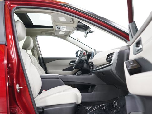 Used 2025 Nissan Rogue SV w/ SV Premium Package AWD/4WD image 11