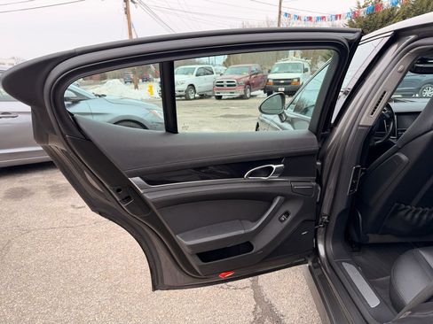 Used 2015 Porsche Panamera 4 w/ Premium Package image 24