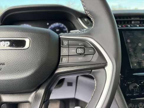 Certified 2025 Jeep Grand Cherokee Altitude image 18