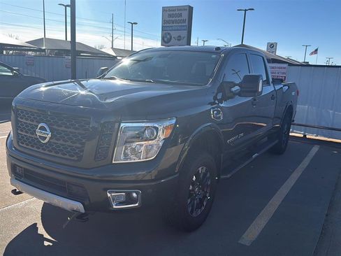 Used 2019 Nissan Titan PRO-4X w/ Pro-4x Convenience Package image 2