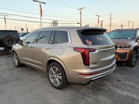 Used 2022 Cadillac XT6 Premium Luxury FWD image 3