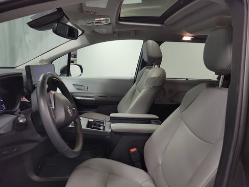 Used 2025 Toyota Sienna XLE w/ XLE Plus Package FWD image 12