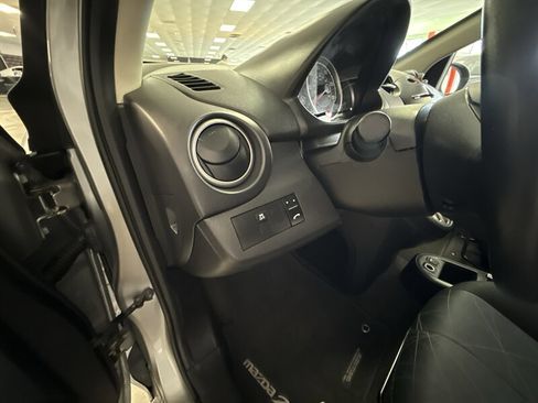 Used 2014 MAZDA MAZDA2 Sport FWD image 12