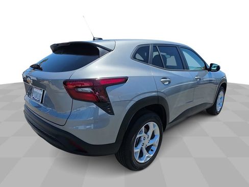 Used 2026 Chevrolet Trax LS w/ LS Convenience Package FWD image 8