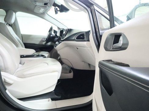 Used 2021 Chrysler Pacifica Touring-L FWD image 10