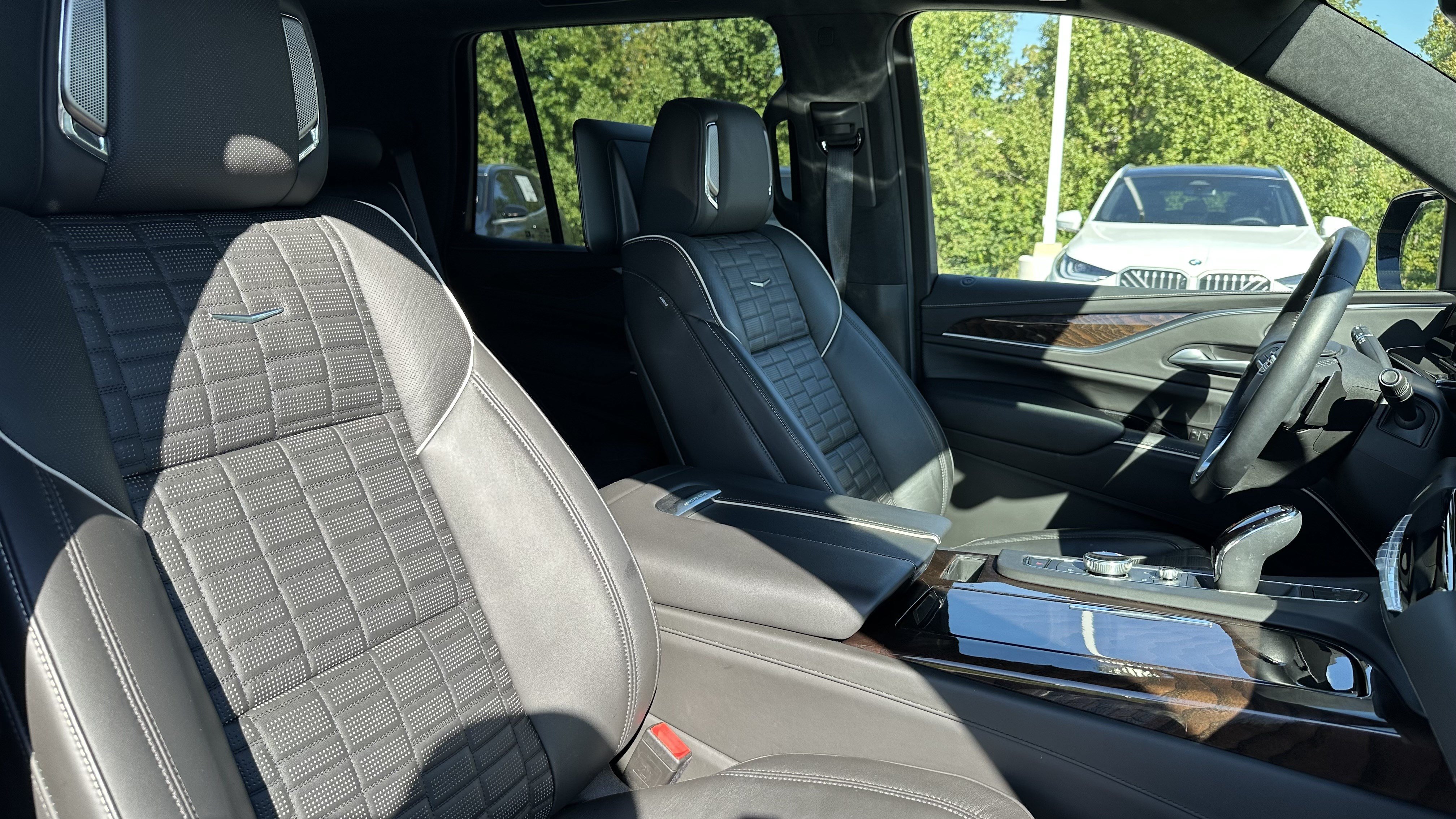 Used 2022 Cadillac Escalade Premium Luxury Platinum AWD/4WD image 34