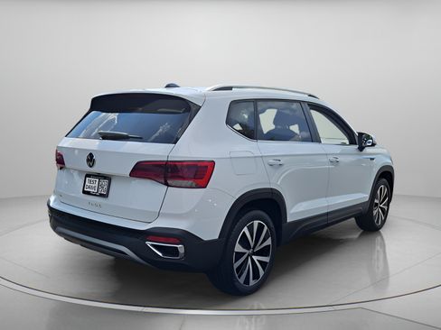 Used 2023 Volkswagen Taos SE w/ Panoramic Sunroof Package FWD image 5
