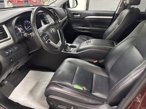 Used 2019 Toyota Highlander XLE AWD/4WD image 13