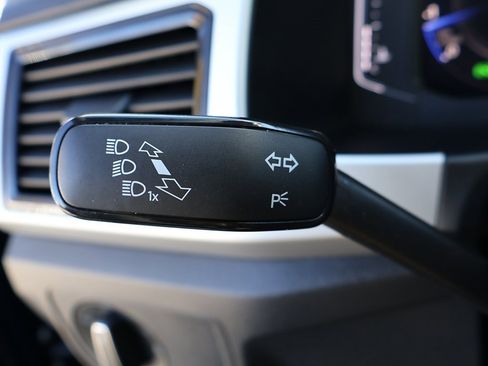 Used 2022 Volkswagen Atlas Cross Sport SE w/ Panoramic Sunroof Package image 45