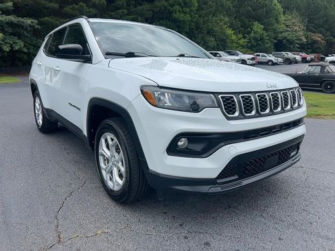 Used 2024 Jeep Compass Latitude AWD/4WD image 3