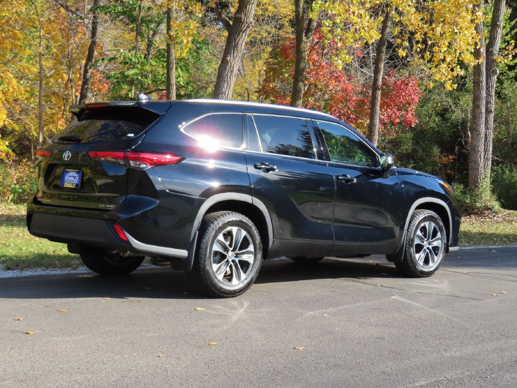 Used 2021 Toyota Highlander XLE AWD/4WD image 3