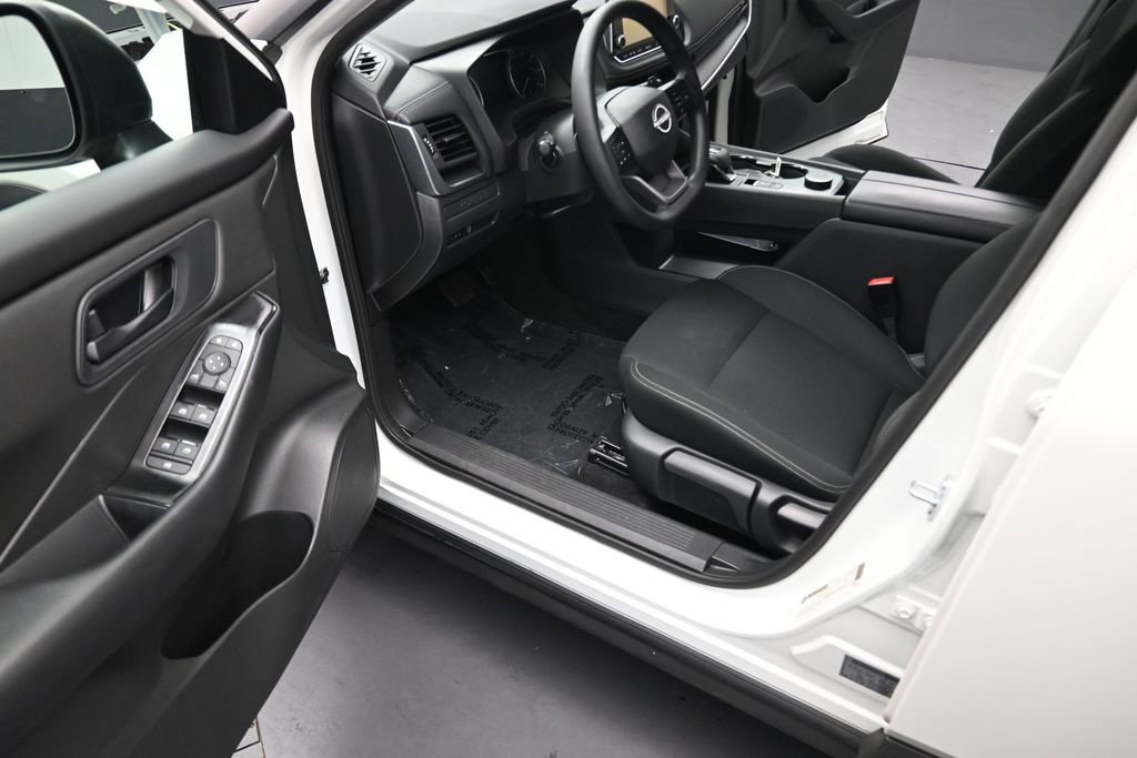 Used 2025 Nissan Rogue S AWD/4WD image 19