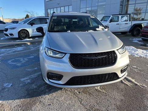 New 2026 Chrysler Pacifica Select image 9