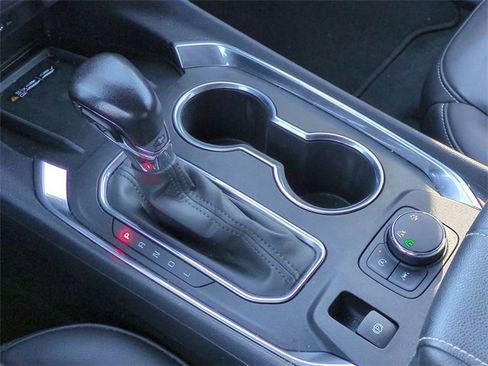 Used 2022 Chevrolet Traverse LT image 16