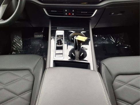 Used 2025 Volkswagen Atlas SE image 11