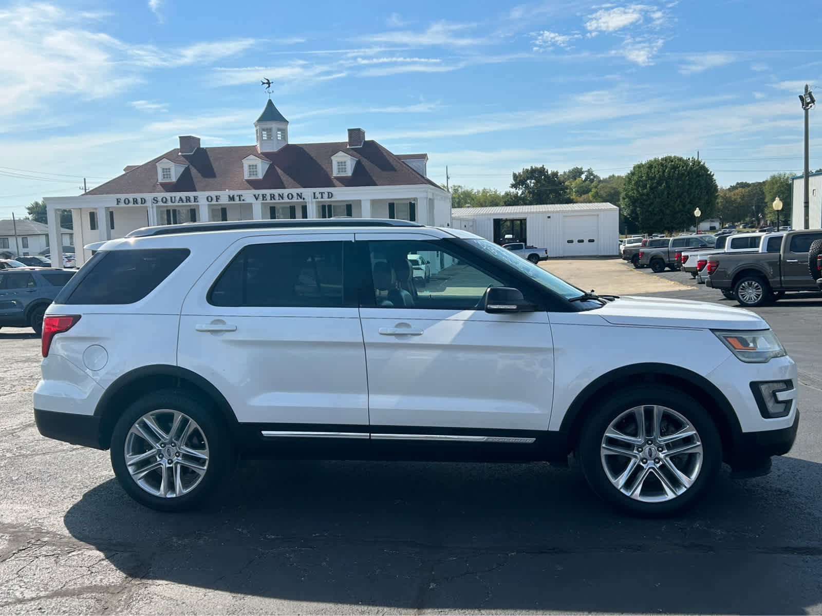 Used 2016 Ford Explorer XLT w/ Equipment Group 202A AWD/4WD image 4