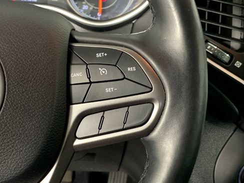 Used 2019 Jeep Cherokee Latitude Plus w/ Comfort/Convenience Group AWD/4WD image 19