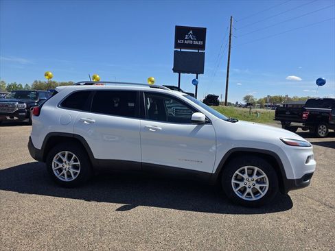 Used 2017 Jeep Cherokee Latitude w/ Comfort/Convenience Group AWD/4WD image 6