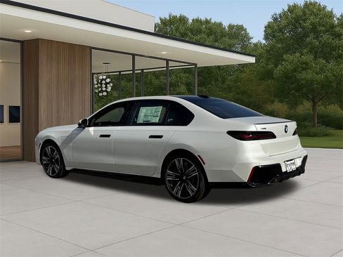 New 2025 BMW 750e xDrive w/ Premium Package image 10