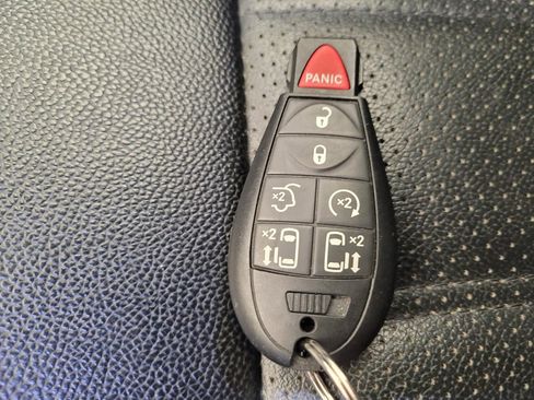 Used 2015 Chrysler Town & Country Touring-L w/ Driver Convenience Group FWD image 32