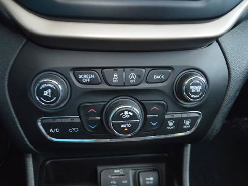 Used 2015 Jeep Cherokee Limited w/ Luxury Group AWD/4WD image 18