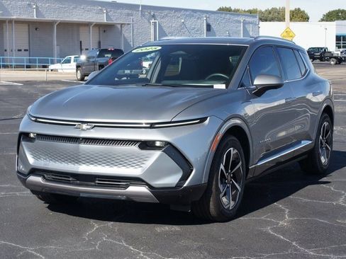 Used 2025 Chevrolet Equinox EV LT w/ Convenience Package image 2