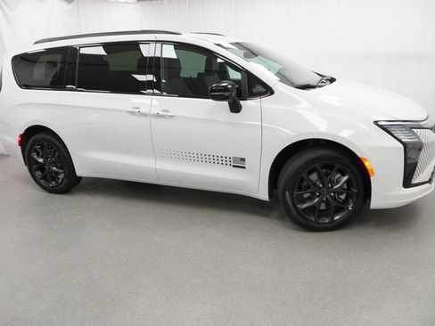 New 2027 Chrysler Pacifica Select AWD/4WD image 9