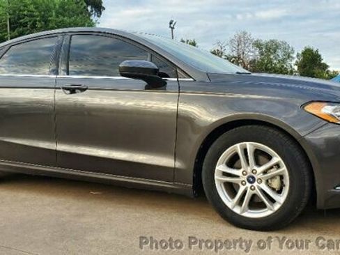 Used 2018 Ford Fusion SE w/ Fusion SE Technology Package image 9
