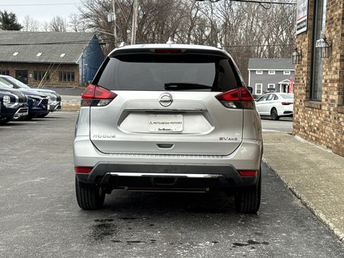 Used 2018 Nissan Rogue SV image 4