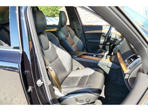 Used 2022 Volvo XC90 T6 Momentum w/ Climate Package AWD/4WD image 15