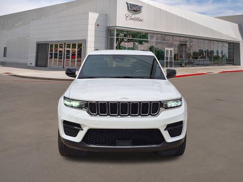 Used 2024 Jeep Grand Cherokee Laredo w/ Luxury Tech Group I AWD/4WD image 2